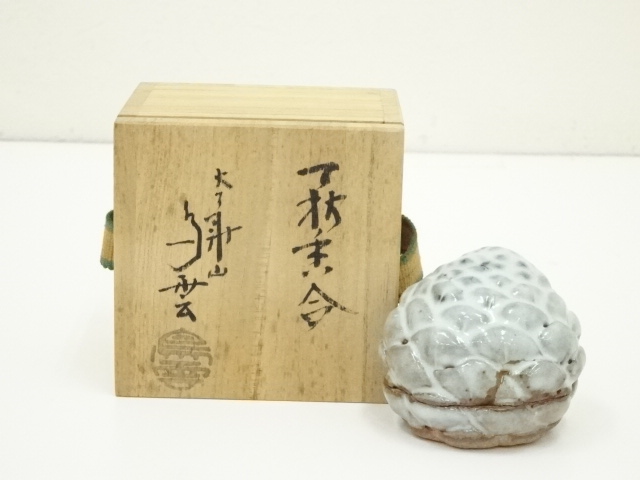 萩焼　大華山　納富鳥雲造　松毬香合（共箱）